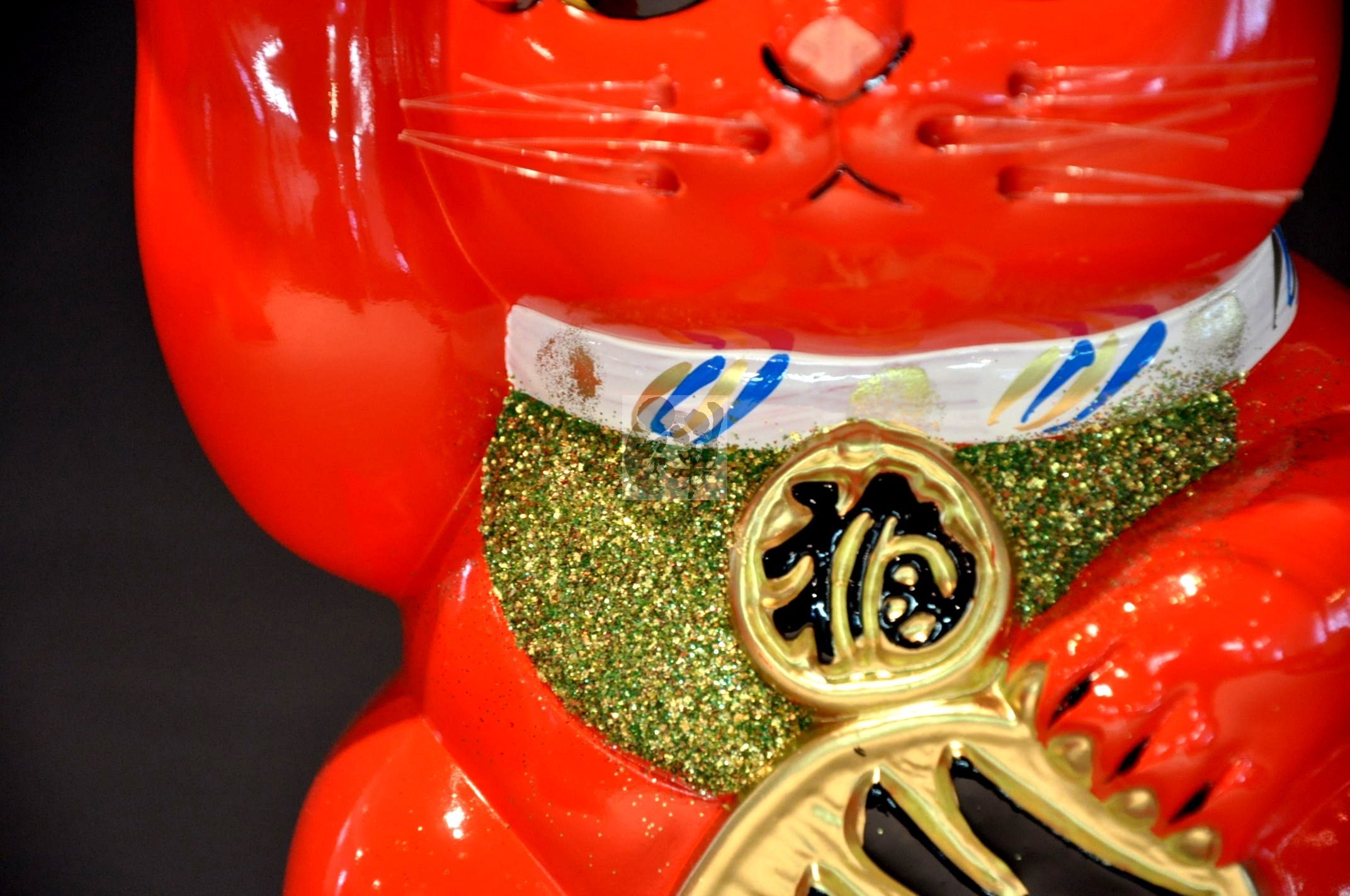 Amazon.co.jp: Tokoname Ware Maneki Neko Red Oval Cat (Right Hand